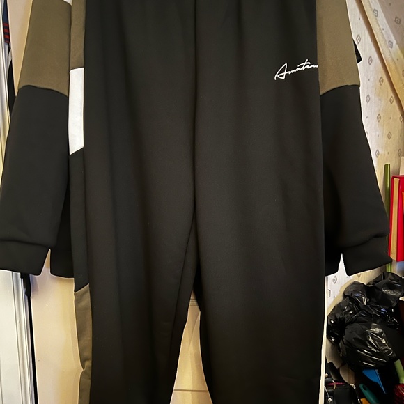 SweatSuit - Picture 3 of 4